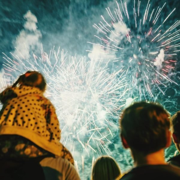 vista-de-bajo-angulo-de-personas-viendo-la-exhibicion-de-fuegos-artificiales-min-min